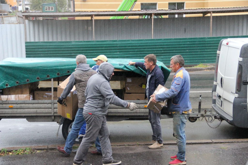 Команда добровольцев на погрузке автопоезда в г. Лодейное Поле.jpg