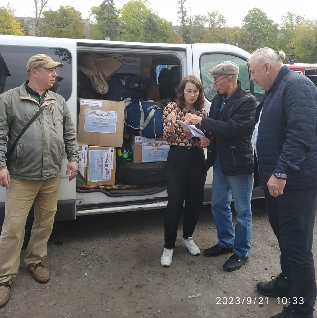 Погрузка гуманитарки от волховских детей волонтёрами с Дарьей Прохоровой.jpg